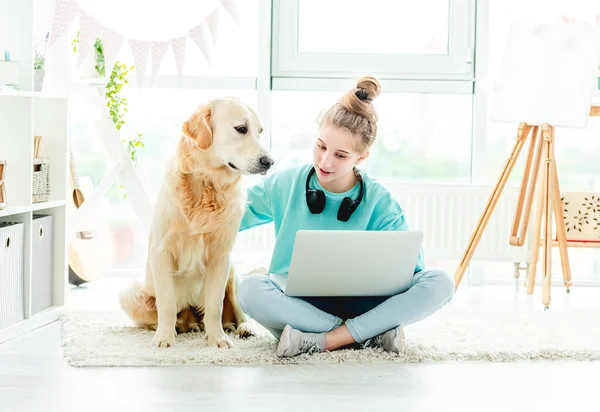 Linda chica adolescente y hermoso perro —  Fotos de Stock