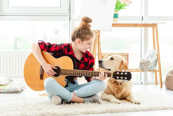 Dívka hraje na kytaru s krásným psem — Stock fotografie