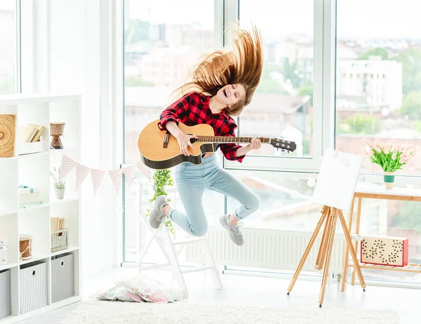 Chica joven con guitarra en salto — Foto de Stock