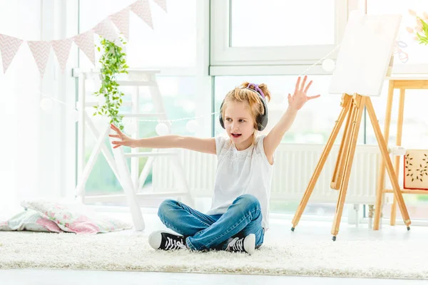 Vacker liten flicka som dansar till musik — Stockfoto