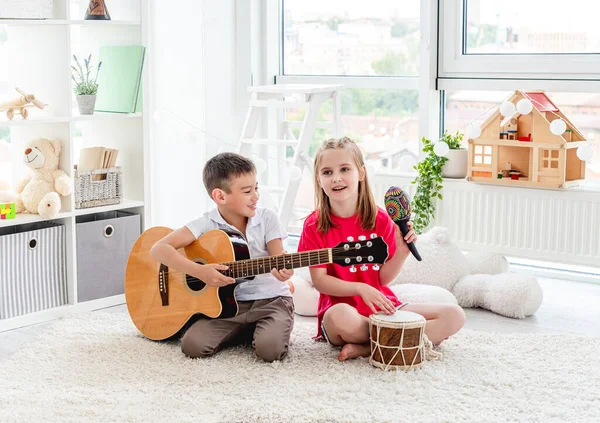 Mosolygó gyerekek dobolnak és gitároznak — Stock Fotó