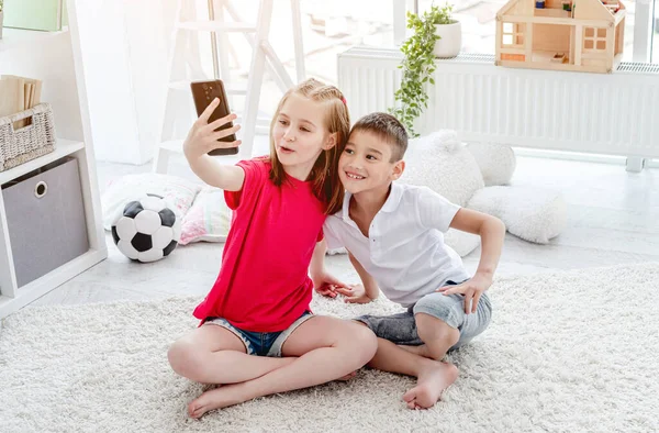 Felice ragazzo e ragazza prendendo selfie — Foto Stock