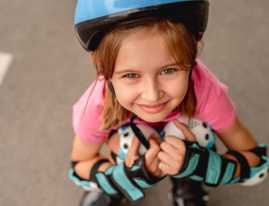 Yol geçmişinde küçük bir kız paten