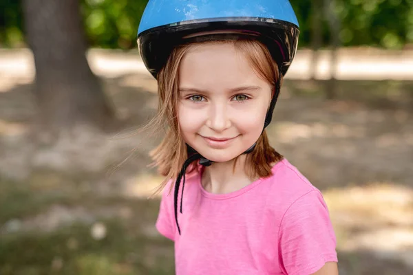 Petite fille portant un casque de sport — Photo