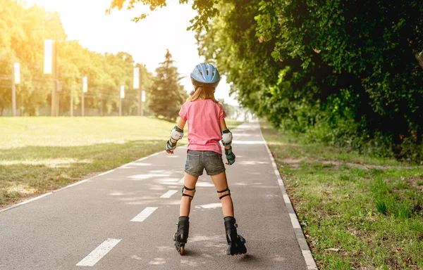 Kleines Mädchen beim Rollschuhlaufen im Park — Stockfoto