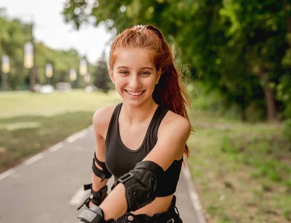 Дівчина-підліток у спортивному одязі катається на роликах — стокове фото