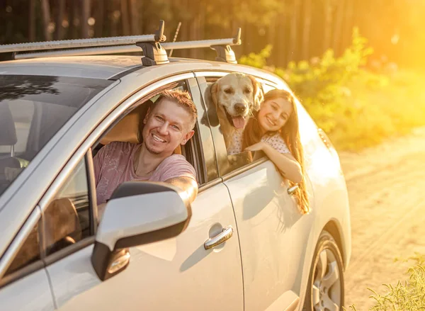 Far kör bil med dotter och hund — Stockfoto