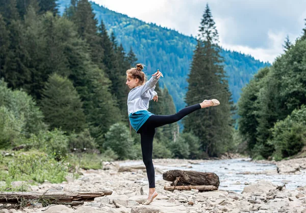 Mladá dívka provádějící gymnastiku v přírodě — Stock fotografie