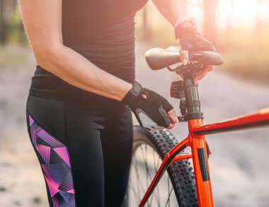 Doğada yükselen bisiklet koltuğu