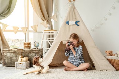 Evde oyuncak ayıyı çeken sevimli bir fotoğrafçı.