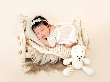 Küçük yatakta uyuyan yeni doğmuş güzel bir bebek.