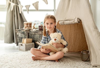 Kağıt defteri olan küçük tatlı bir kız.