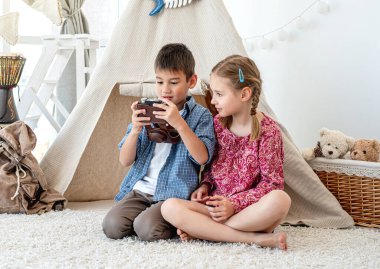 Çocuklar film kamerasında selfie çekiyor.