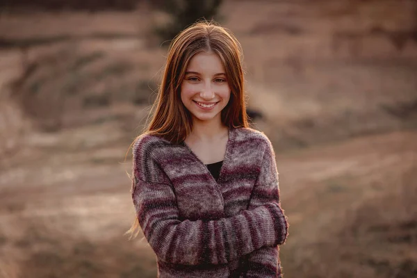 Chica bonita en la luz del atardecer — Foto de Stock