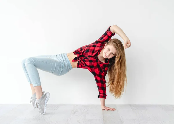 Sonriente joven bailarina en el estudio —  Fotos de Stock