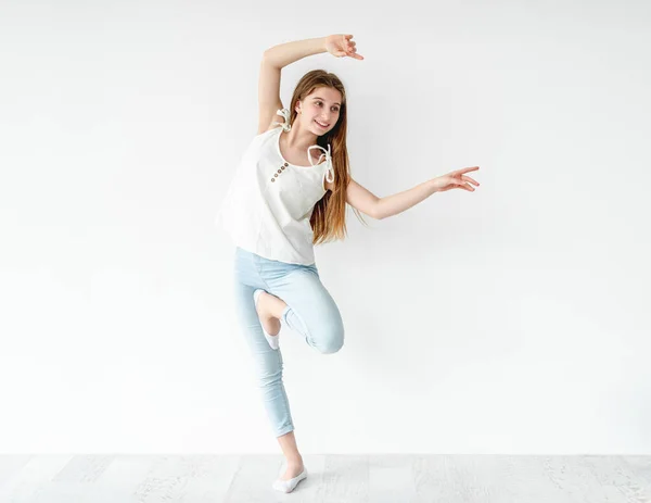 Schattig jong meisje dansen contemp — Stockfoto