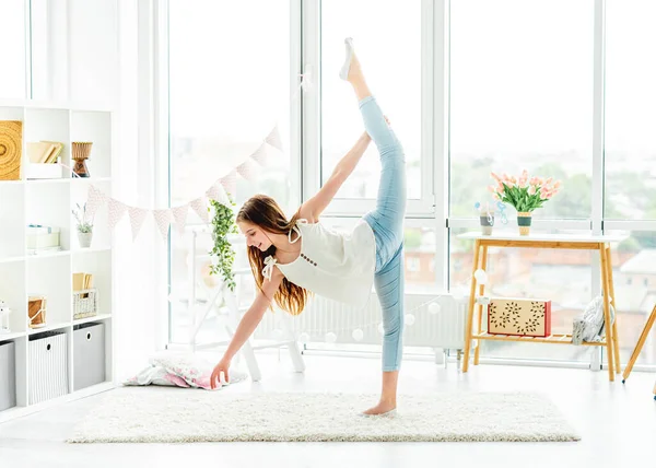 Chica bastante joven haciendo torzal vertical — Foto de Stock