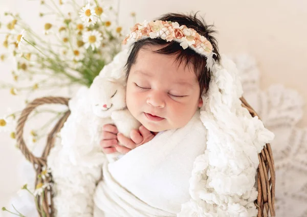 Förtjusande nyfödd som sover i korg — Stockfoto