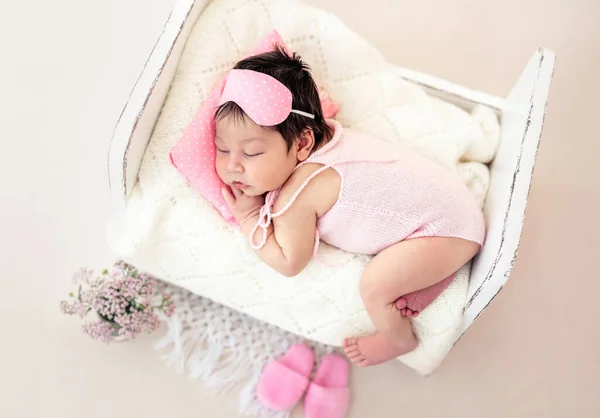 Encantador recién nacido con máscara de sueño rosa — Foto de Stock