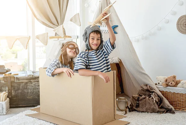 Ragazzo e bambina che giocano ai piloti — Foto Stock