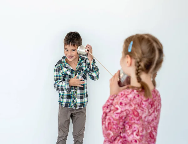 Kinder spielen mit selbstgebasteltem Telefon — Stockfoto