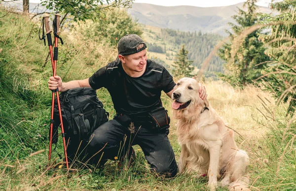 Homem caminhando na montanha com cão — Fotografia de Stock