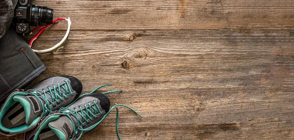 Zapatos de trekking, gafas de sol y cámara — Foto de Stock