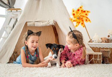 Çocuklar köpek arabasında yatıyor.
