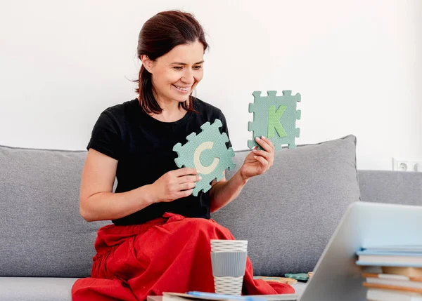 Teacher demonstrating visual material during online lesson — Stock Photo, Image