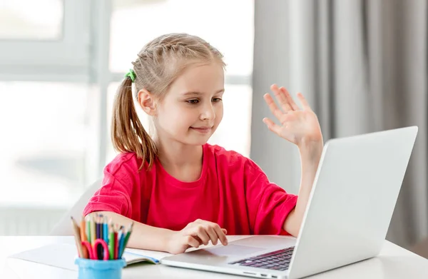 Klein meisje praten online met behulp van laptop — Stockfoto