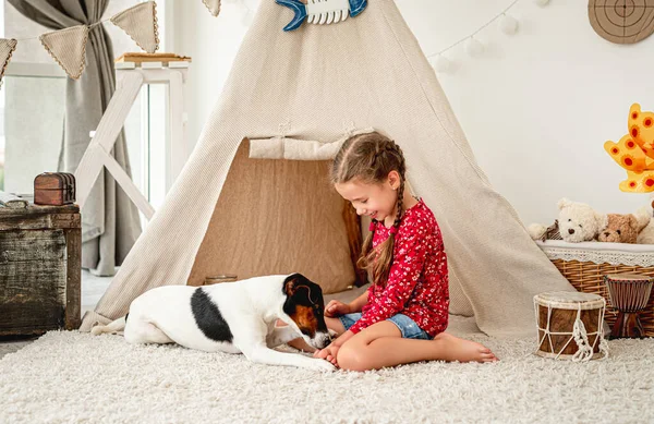 Menina abraçando pelúcia de pelúcia em wigwam — Fotografia de Stock