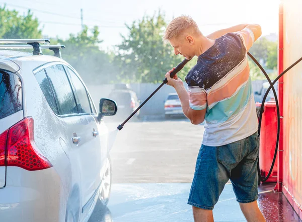 Lavado de coches con agua de alta presión — Foto de Stock