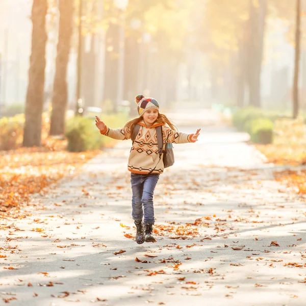 Sonbahar parkında gülümseyen okul çocuğu — Stok fotoğraf
