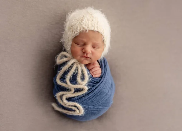 头戴针织帽子的新生儿迷人 — 图库照片
