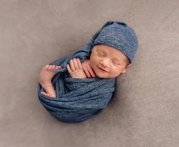 Okouzlující novorozenec usmívající se ve snu — Stock fotografie