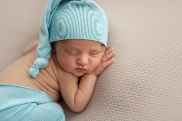 Recién nacido durmiendo acostado en el estómago —  Fotos de Stock