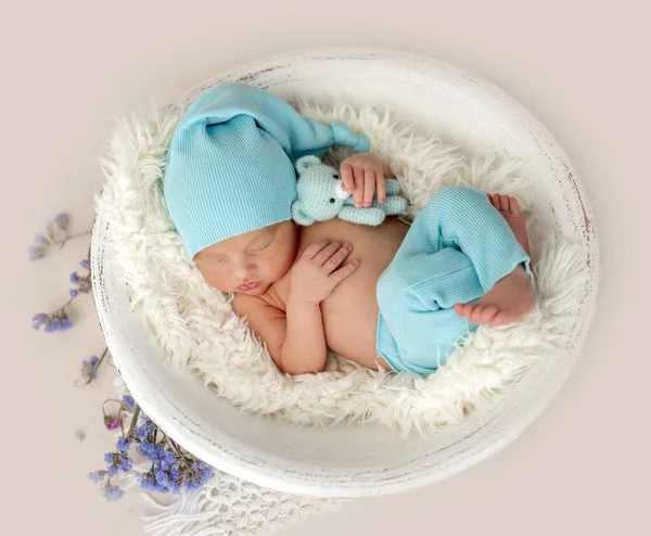 Newborn resting in round cradle — Stock Photo, Image