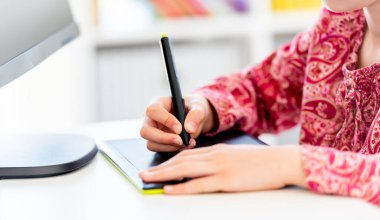 Grafik tabletine yazan küçük kız