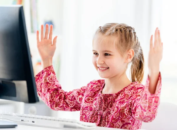 Küçük kız bilgisayarla konuşuyor. — Stok fotoğraf