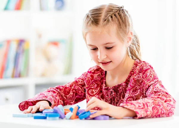 Pequena tarefa de resolver menina na escola — Fotografia de Stock