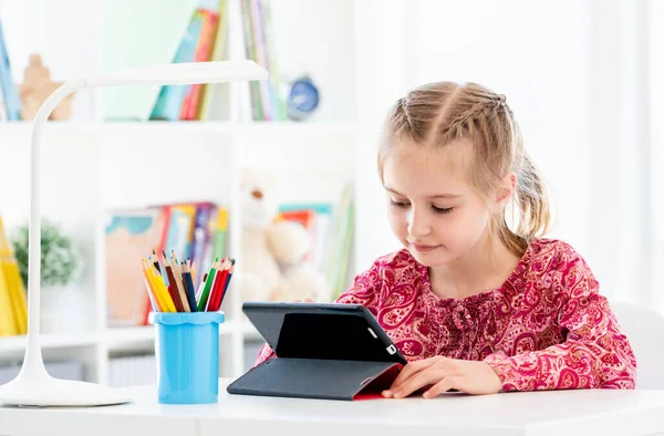 Ragazzina utilizzando tablet a scuola — Foto Stock