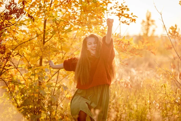 Glad tonåring flicka promenader i höst natur — Stockfoto