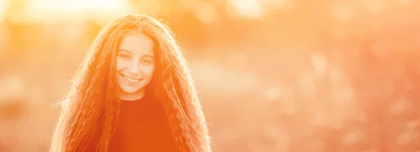 Portrait of teenage girl on sunny nature — Stock Photo, Image