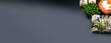 Suşi siyah arkaplanda ayarlandı