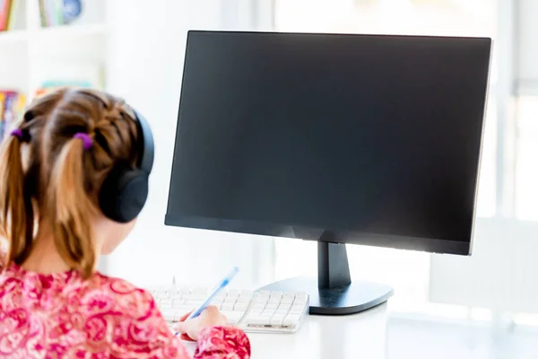 Niña feliz mirando la pantalla de la computadora — Foto de Stock