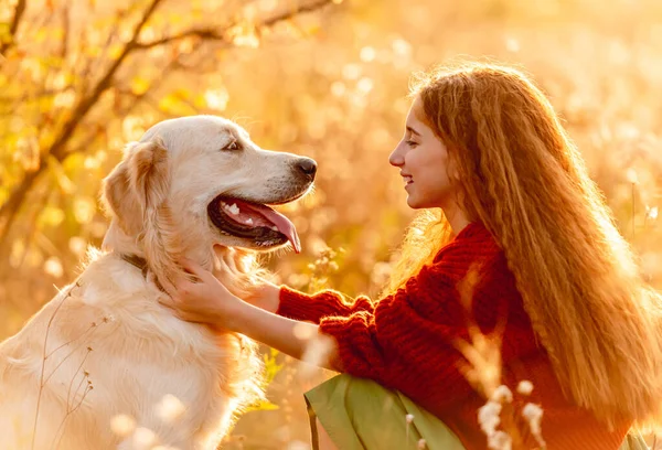 Fiatal lány petting kutya a természetben — Stock Fotó