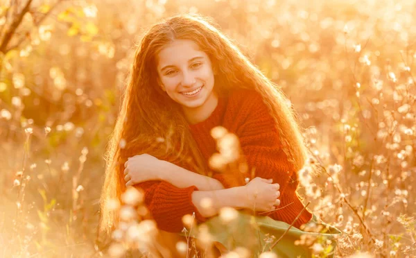 Šťastná dospívající dívka chůze v podzimní přírodě — Stock fotografie