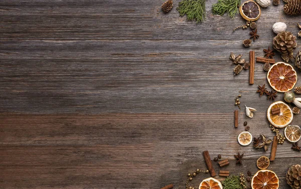 Christmas decorations with cinnamon and dried orange slices — Stock Photo, Image