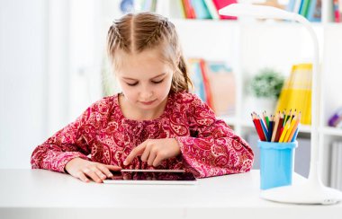 Öğrenim için tablet kullanan liseli kız.