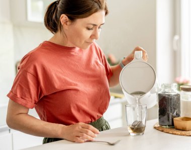 Mutfakta çay yapan kadın.